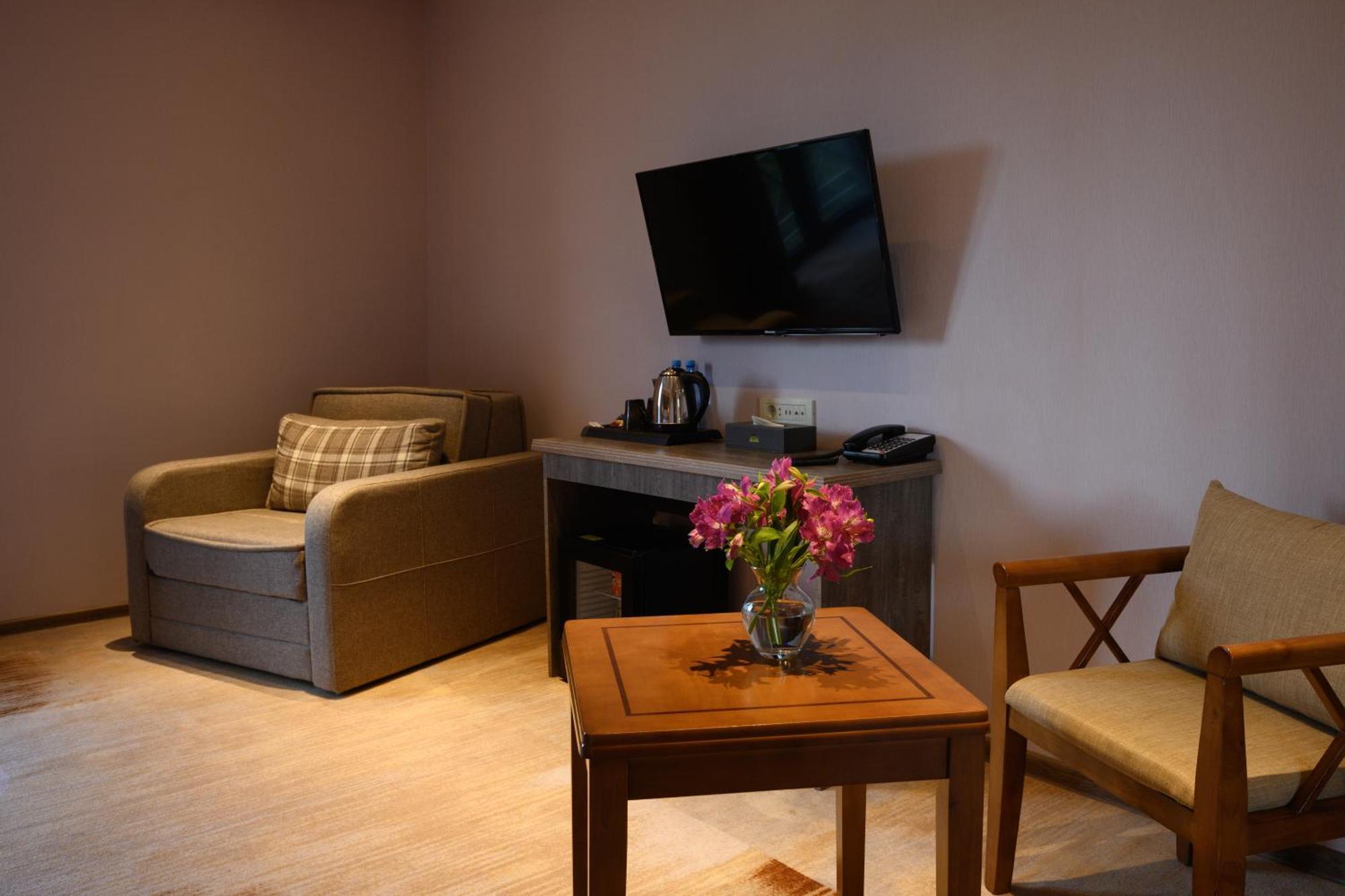 Aurora Resort, تساجكادزور المظهر الخارجي الصورة